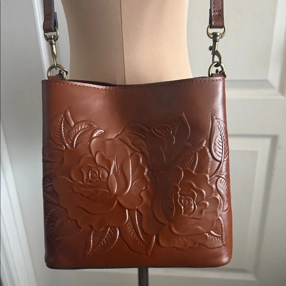 Patricia Nash Tooled Leather Ledra Bucket Crossbody Tote Handbag Tan